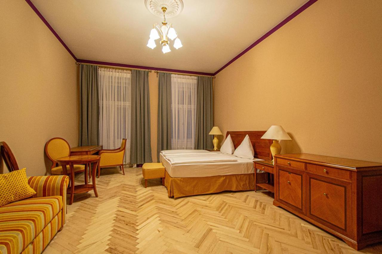 4 Bedrooms 130M2 Apartment At The Main City Square Prague Exterior photo