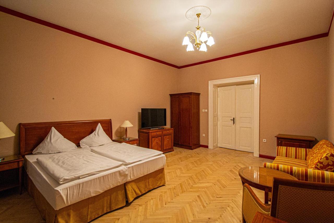 4 Bedrooms 130M2 Apartment At The Main City Square Prague Exterior photo