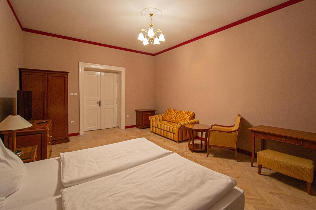 4 Bedrooms 130M2 Apartment At The Main City Square Prague Exterior photo
